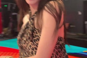 此前“美娜”身穿豹纹翩翩起舞！吧友们觉得娜姐这舞技如何？