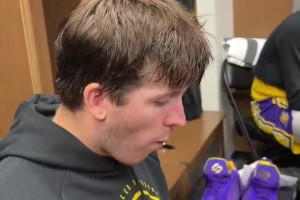 补充能量！原来里夫斯赛后喜欢吃些蓝莓和小草莓之类